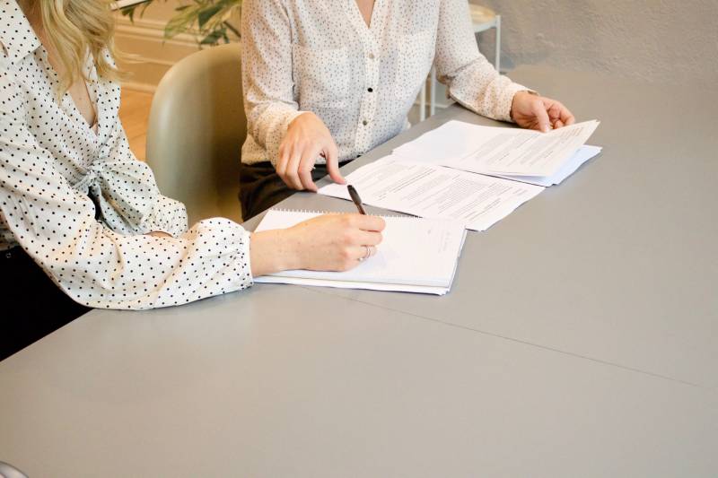 A solicitor gives advice to a client during an employment tribunal consultation